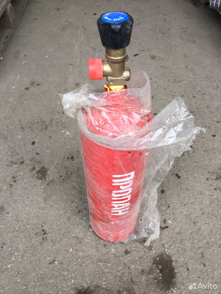 баллон пропан 2 литра. заправщик баллонов. 1 2 пропан. 1 2 пропан. газовый баллон.