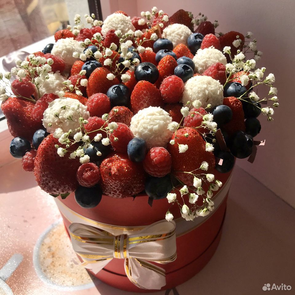 Съедобный букет из ягод в шляпной коробке купить на Зозу.ру - фотография № 1