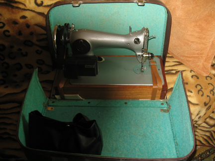 Швейная машинка с электро-приводом