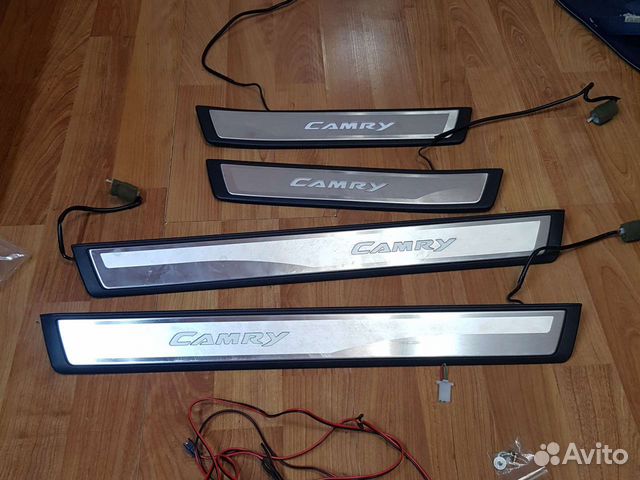 Накладки на пороги с подсветкой Тойота камри