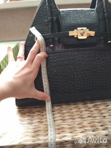 Сумка из лаковой кожи под рептилию черная