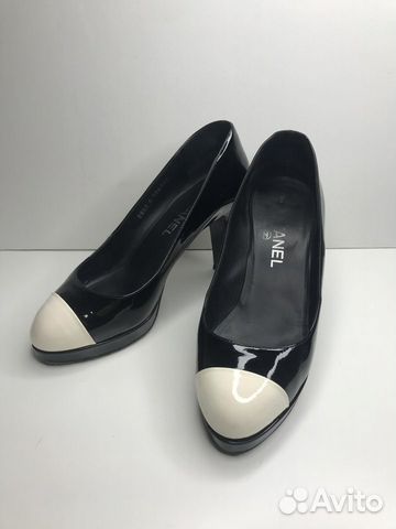 Черные лакированные туфли Chanel с белым носиком