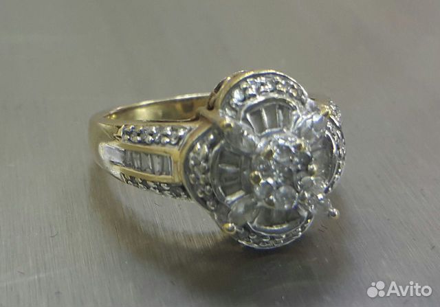 Потрясающее золотое кольцо с бриллиантами Потрясающее золотое кольцо с бриллиантами