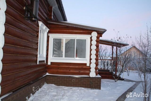 Сруб дома из рубленного бревна. Зимний лес