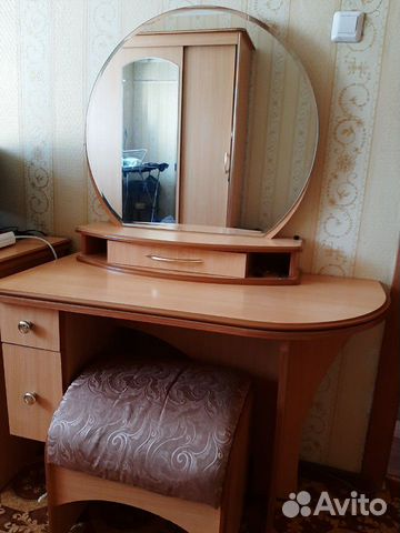 Кровать с матрасом, туалетный столик, комод