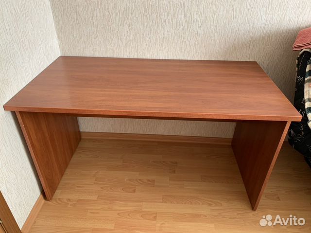 Стол письменный с тумбочками и настенными полками