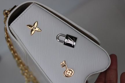 Сумка Twist MM LV