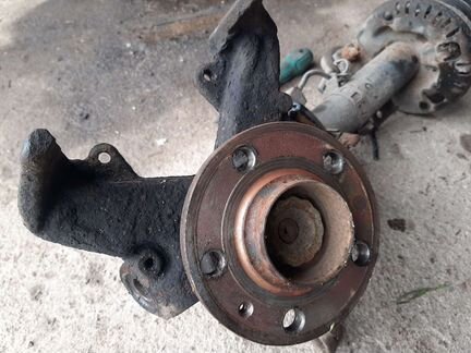 Правый поворотный кулак Volkswagen Polo Skoda