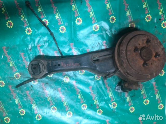 Кулак задний левый Mitsubishi Carisma седан