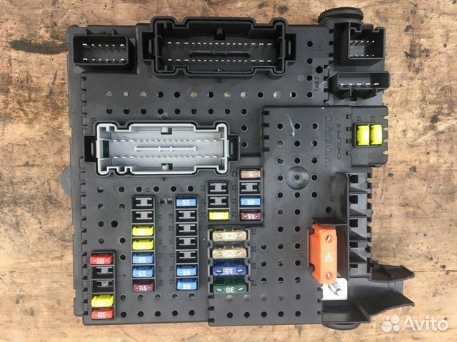 Блок предохранителей в салоне Volvo S60 I S80 XC70