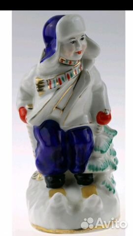 Мальчик на лыжах с елкой