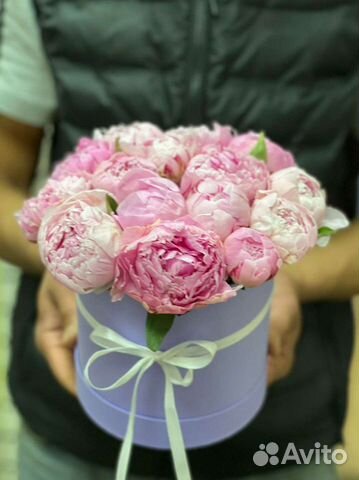 Пионы в коробке букет корзина 1 сентября 8 марта