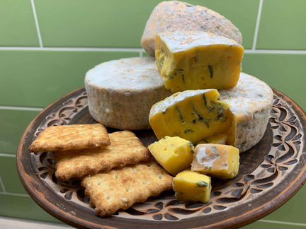 Сыры Камамбер,Рокфор и Валансе с белой плесенью