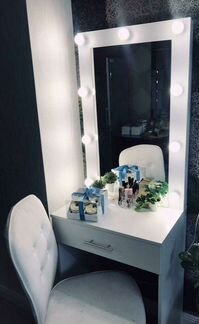 Гримерный стол с лампочками