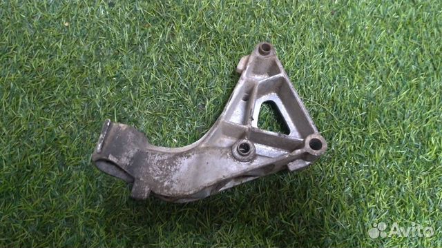 Кронштейн правый LADA (Ваз) 2172 хэтчбек 5дв. 1.6