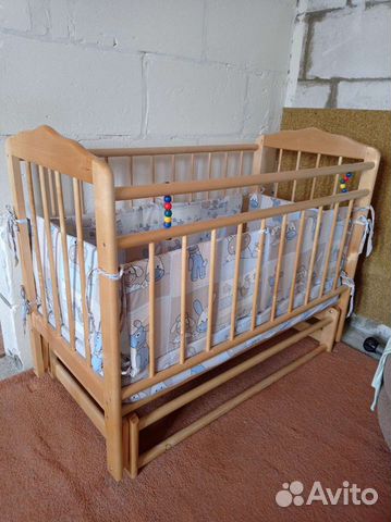 Детская кроватка с маятником, матрасом, бортиками