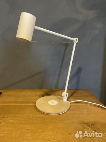 Лампа настольная с беспроводной зарядкой Икеа