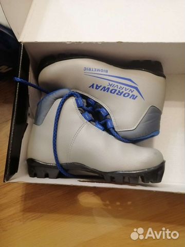 Лыжные ботинки и лыжи