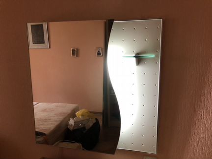 Зеркало с подсветкой и стеклянной полочкой