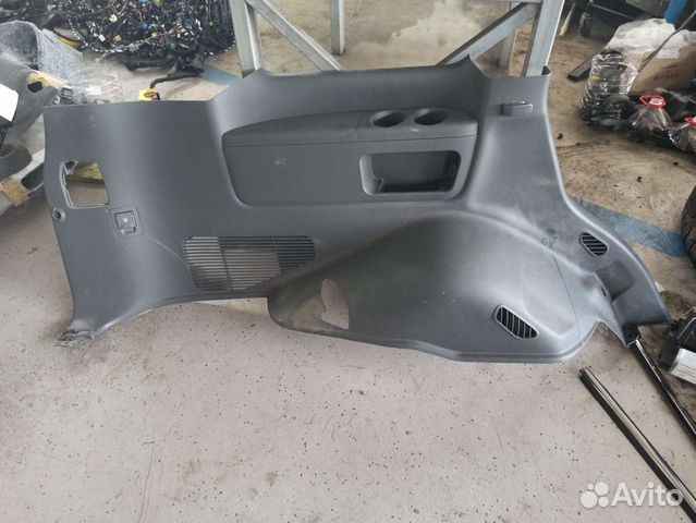 Обшивка багажника задняя левая Lexus LX 570