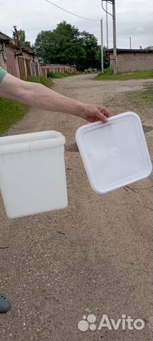 Пластиковый контейнер с крышкой