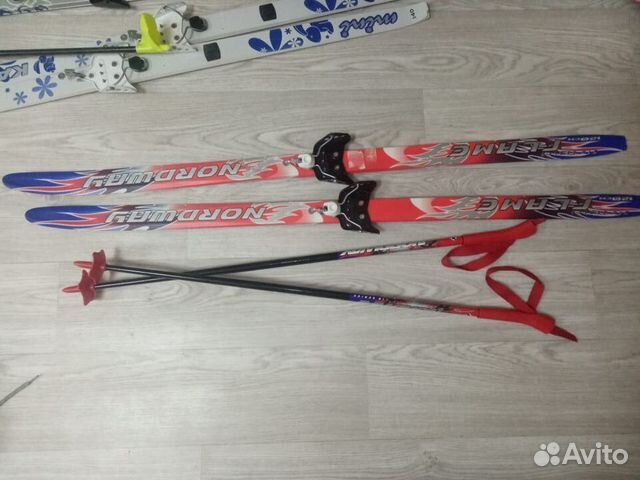 Лыжи беговые 120 см, ботинки 34,40, коньки 30-34