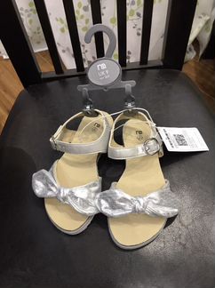 Босоножки новые на девочку, 24 и 26,5