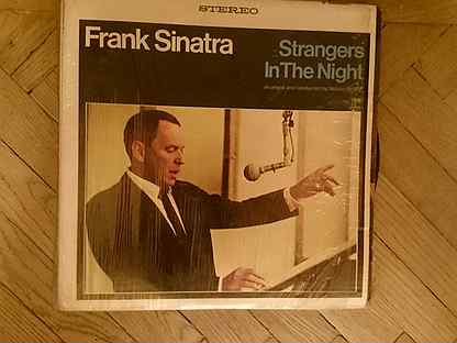 Фрэнк синатра stranger in the night. Frank Sinatra strangers in the Night. Strangers in the Night перевод.