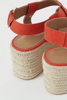 Босоножки на танкетке