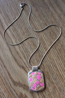 Розовый кулон эмаль