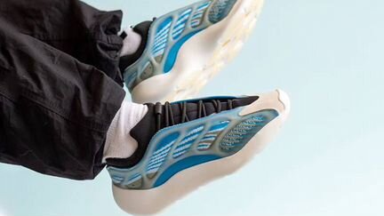 Adidas Yeezy 700 V3 Arzareth, 9 US
