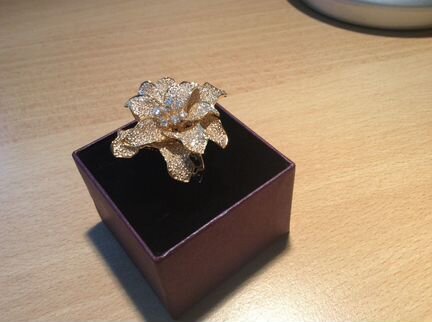 Новое роскошное золотое кольцо с бриллиантами