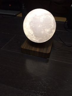 Ливитирующая луна (Levitating Luna)