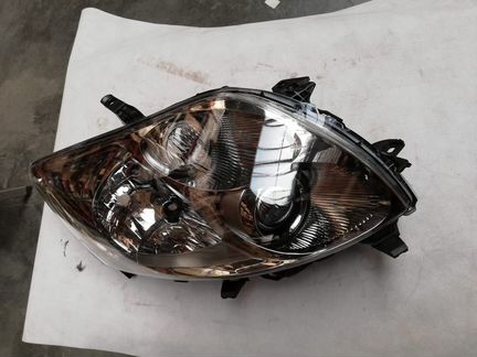Фара правая Toyota Auris 8113002520