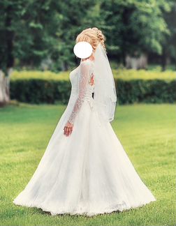 Свадебное платье с фатой цвета айвори