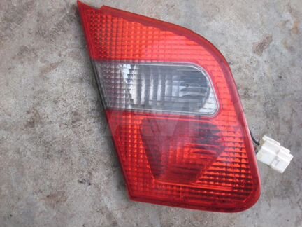 Фонарь левый внутренний Mitsubishi Carisma хэтч