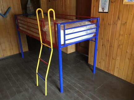 Детская верхнеярусная кровать