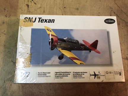 Сборная модель самолета1:72 SNJ texan