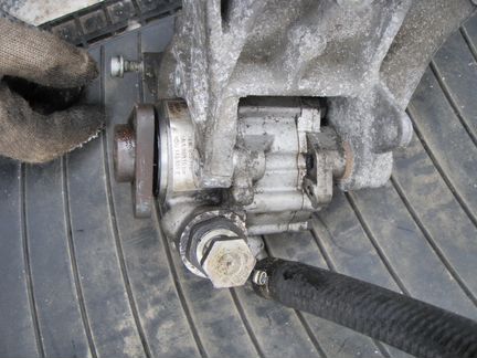 Насос гур для 4цил двиг 1.8 VW Passat b5