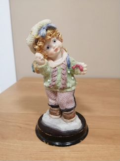 Кукла фарфоровая