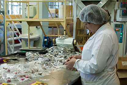 фасовщик с ежедневной оплатой. упаковщик продукции. фасовщик чая. авито санкт петербург упаковщица. укладчик кондитерских изделий.