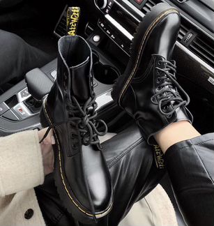 Чёрные ботинки на высокой подошве