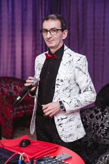 Ведущий музыкант на праздник