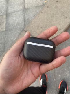 Карбоновый чехол на AirPods Pro