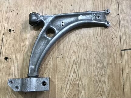 Рычаг передний поперечный Фольксваген Пассат