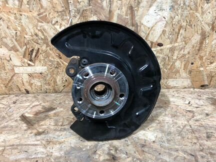 Поворотный кулак передний левый Skoda Rapid