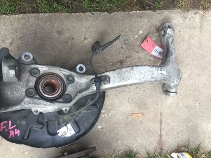 Поворотный кулак передний левый Audi A4 8E
