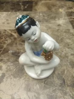 Статуэтка. Мальчик с виноградом