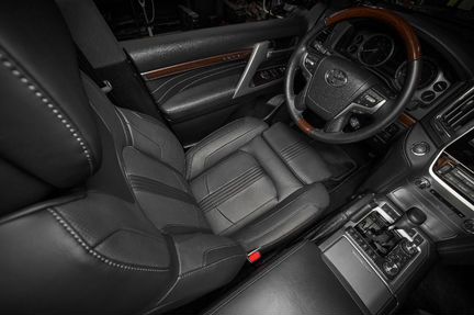 Передние комфортные кресла carat в Toyota LC200