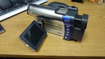 Продаю видеокамеру Hitachi DZ-MV350E